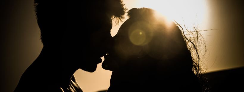 Kiss by Alejandra Quiroz on Unsplash: Kiss by Jill Mansell (The Modest Reader)